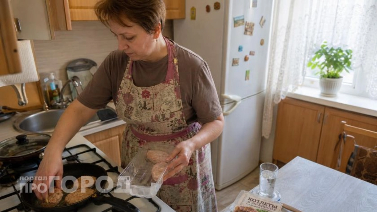 Ваши котлеты вечно пригорают или остаются сырыми: добавьте этот простой ингредиент во время жарки