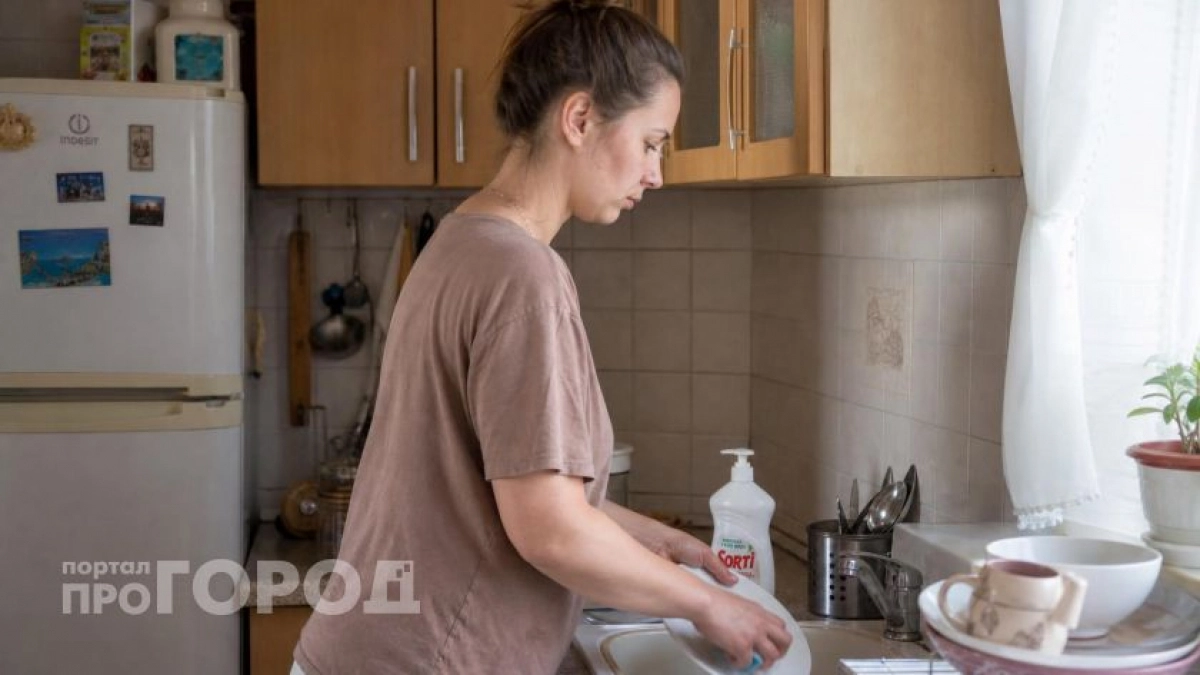 Перестала сливать литры воды при мытье тарелок: простой лайфхак горничных для идеальной чистоты на кухне