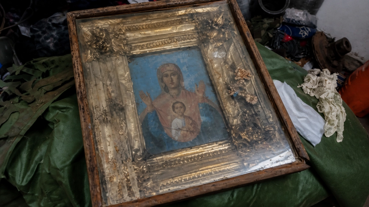 В подвале под Суджей пограничники нашли старинные иконы и передали их храму
