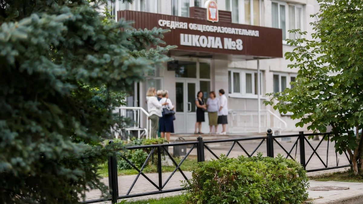 Осужденная за вымогательство экс-директор устроилась в переполненную школу Курска