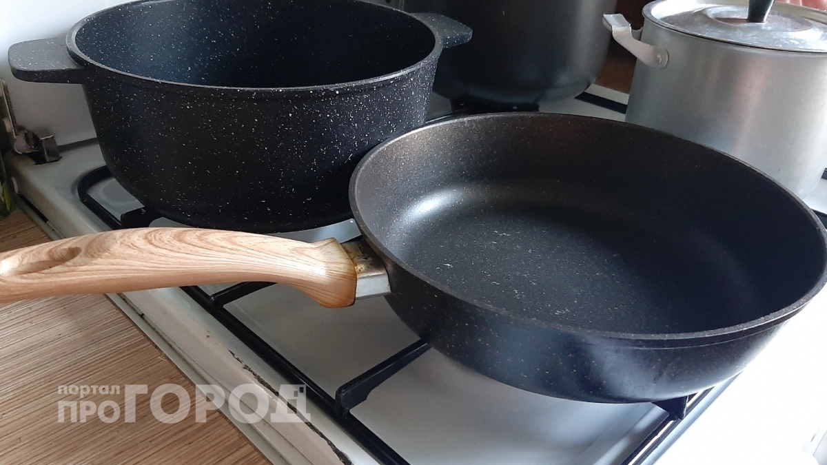 Больше не нужно тереть сковороду до боли в руках: бумага и простой метод заставят нагар сползти пластами