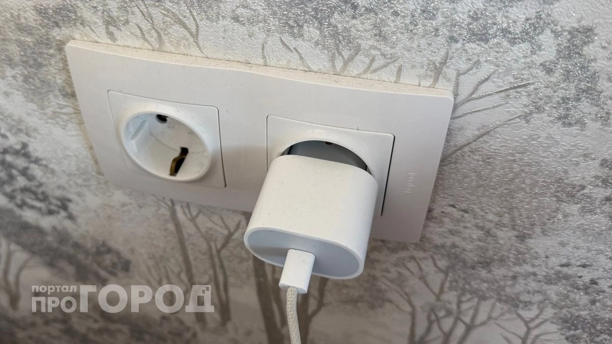 Вернула розеткам заводскую белизну за одну минуту: достаточно протереть их ватным диском с этим средством