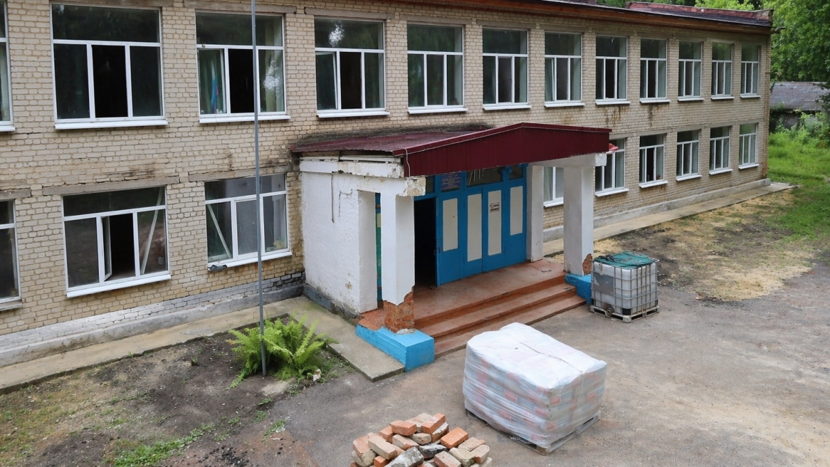 В Курской области подрядчик пообещал ускорить ремонт Нижнеграйворонской школы