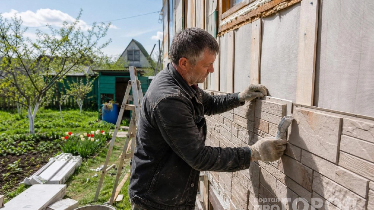 Откажитесь от дорогого сайдинга: этот простой способ облицовки превратит старый дом в элитный особняк