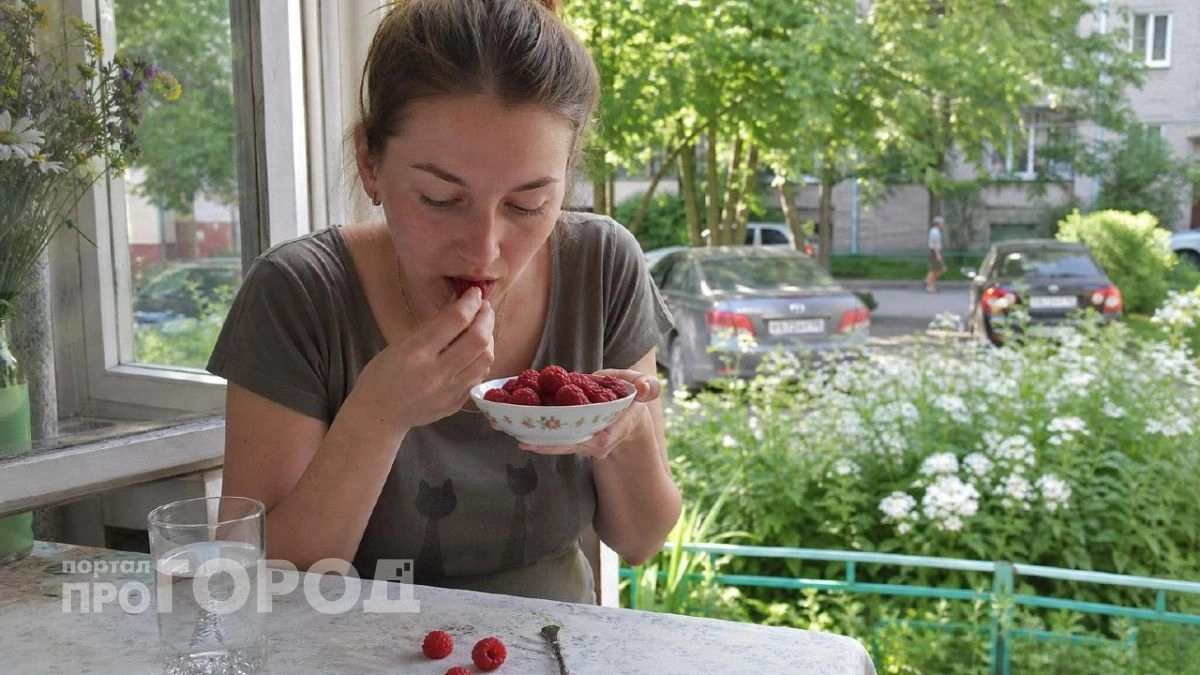 Больше никаких сюрпризов в тарелке: добавьте этот ингредиент в воду чтобы малина очистилась за мгновение