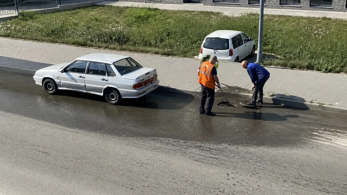 В Курске на Ольшанского аварийная бригада быстро устранила залитие канализации