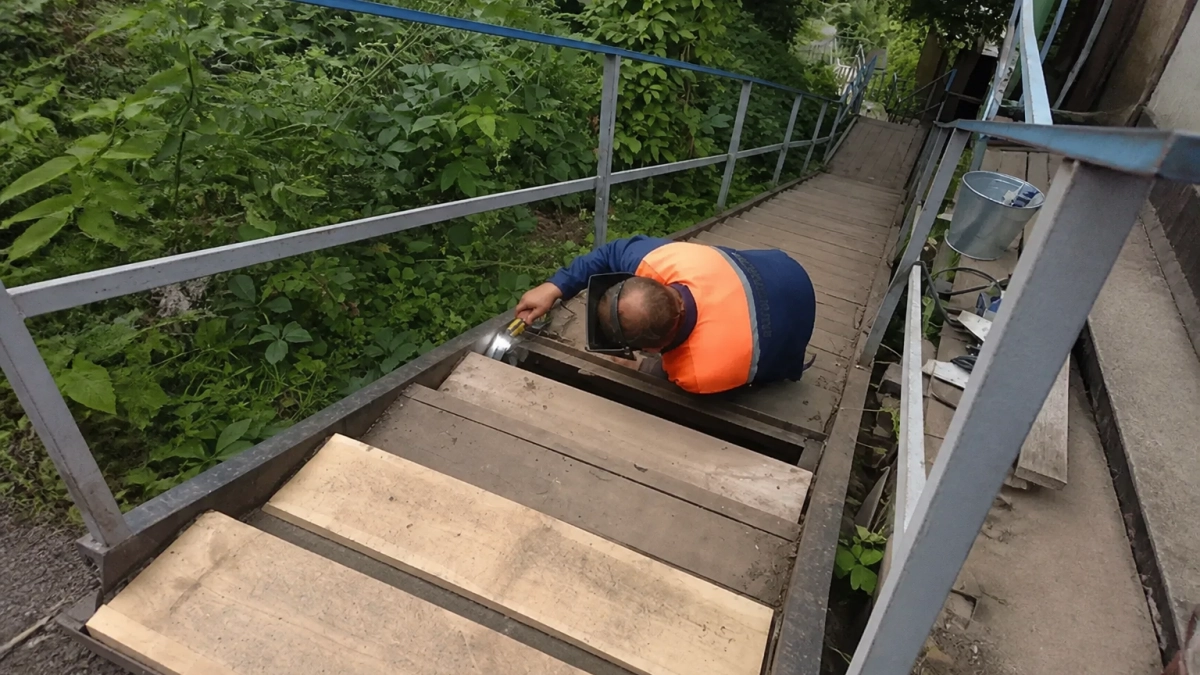 В Курске на Чулковой Горе обновили лестницу к улице Тускарной