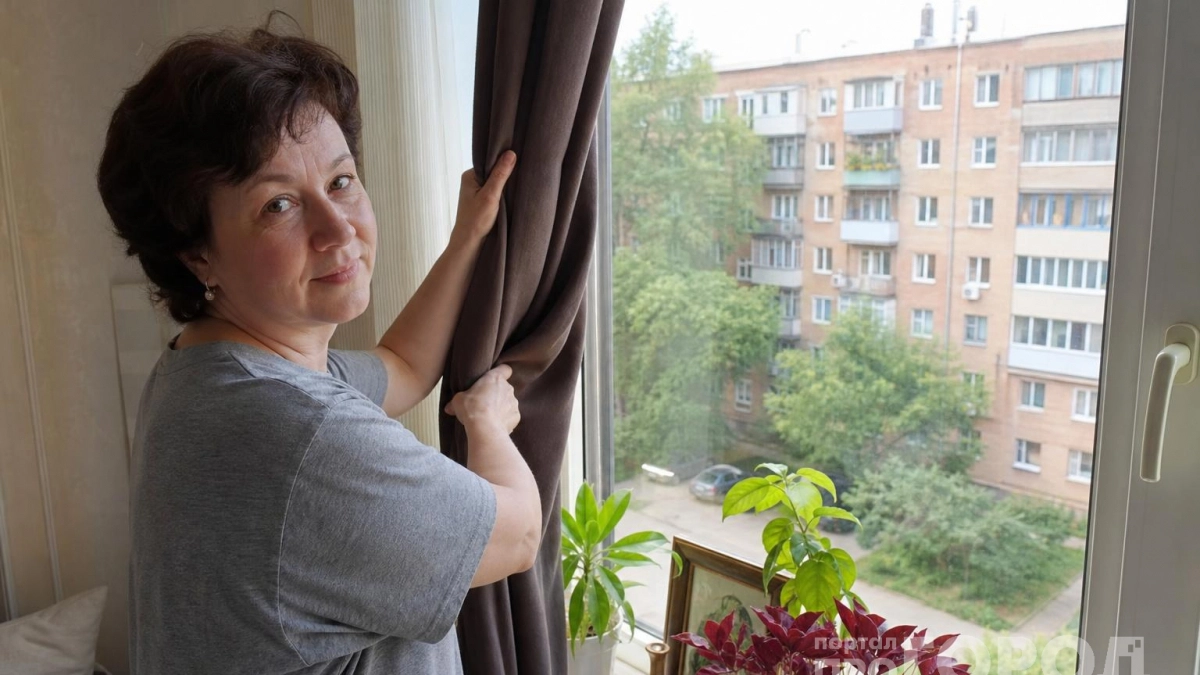 Забудьте про серый налет на окнах: мои шторы сияют белизной благодаря этому дешевому домашнему раствору