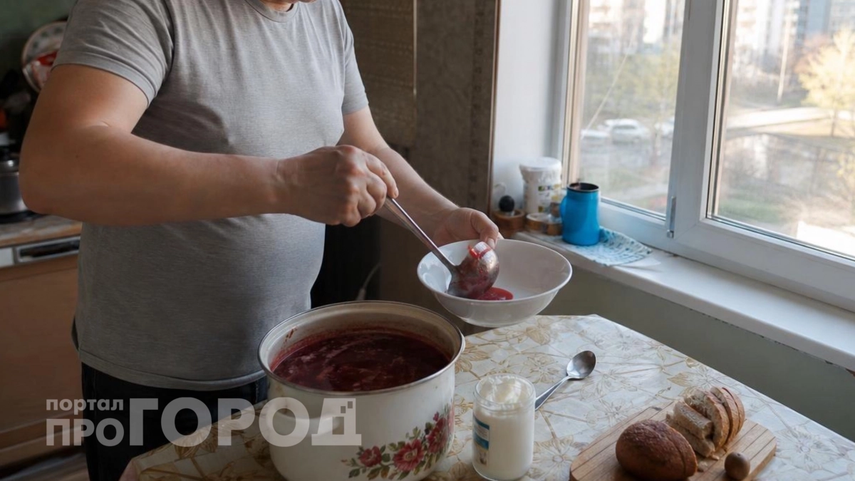 Перестала превращать борщ в суп со свеклой: раскрыла две детали из книги 1952 года для идеального цвета