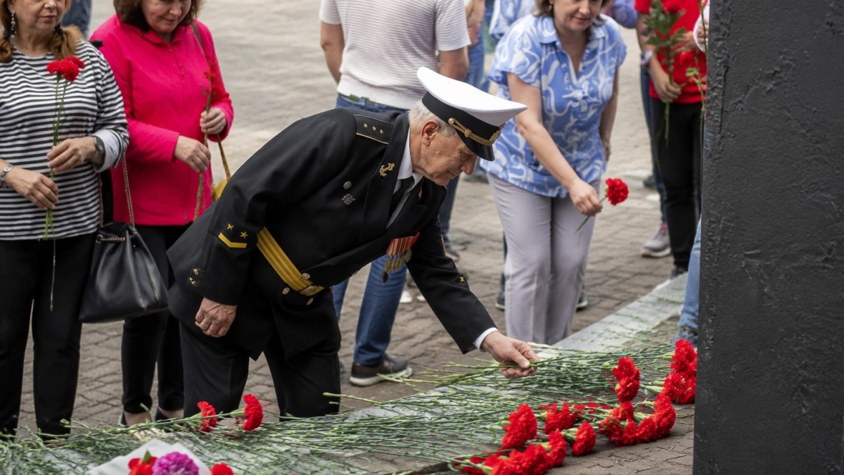 В Курске в День ВМФ возложили цветы в память о подводниках