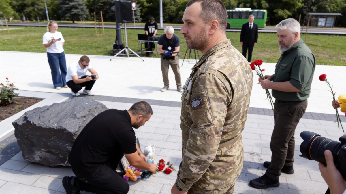 В Курске к будущему мемориалу детям — жертвам атак возложили цветы и игрушки