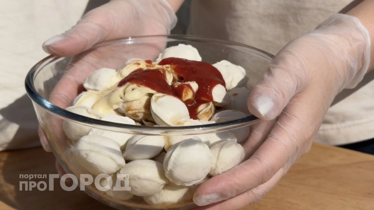 Выбросьте кастрюлю для варки: пельмени на углях с золотистой корочкой станут главным хитом вашего пикника