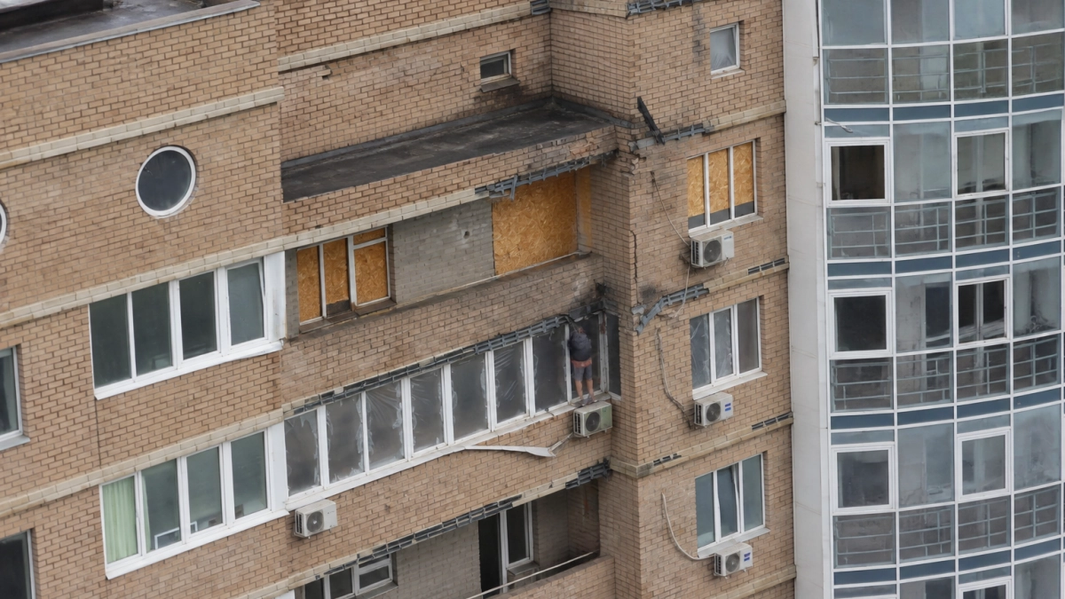 В Курске на Дериглазова и Победе восстанавливают дома после атак беспилотников