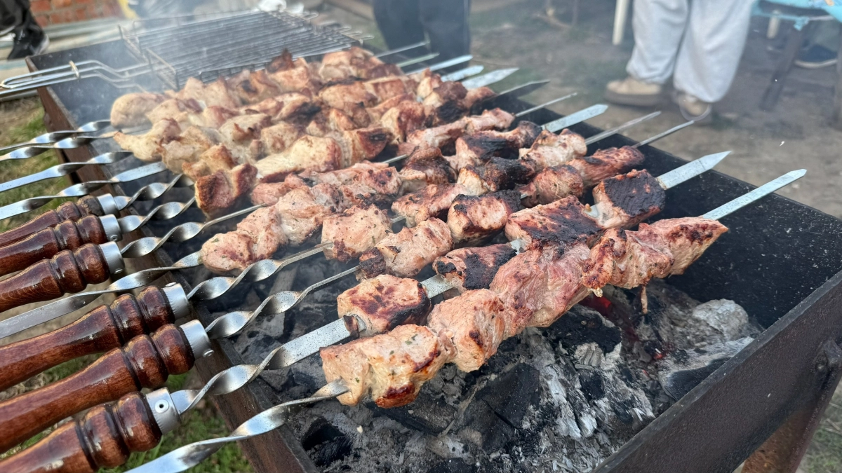 Перестаньте портить мясо уксусом: добавьте этот аптечный продукт в маринад и шашлык станет нежнее масла