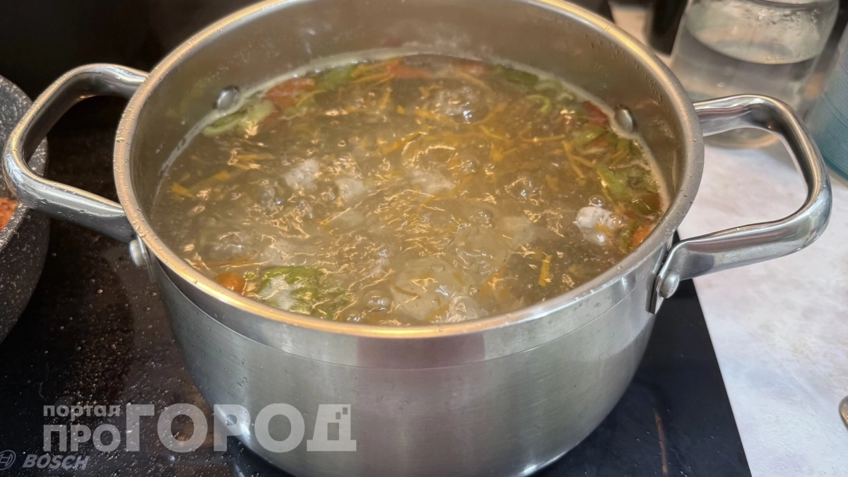 Перестаньте портить куриный бульон этой популярной добавкой: узнайте чем ее заменить для безупречного вкуса