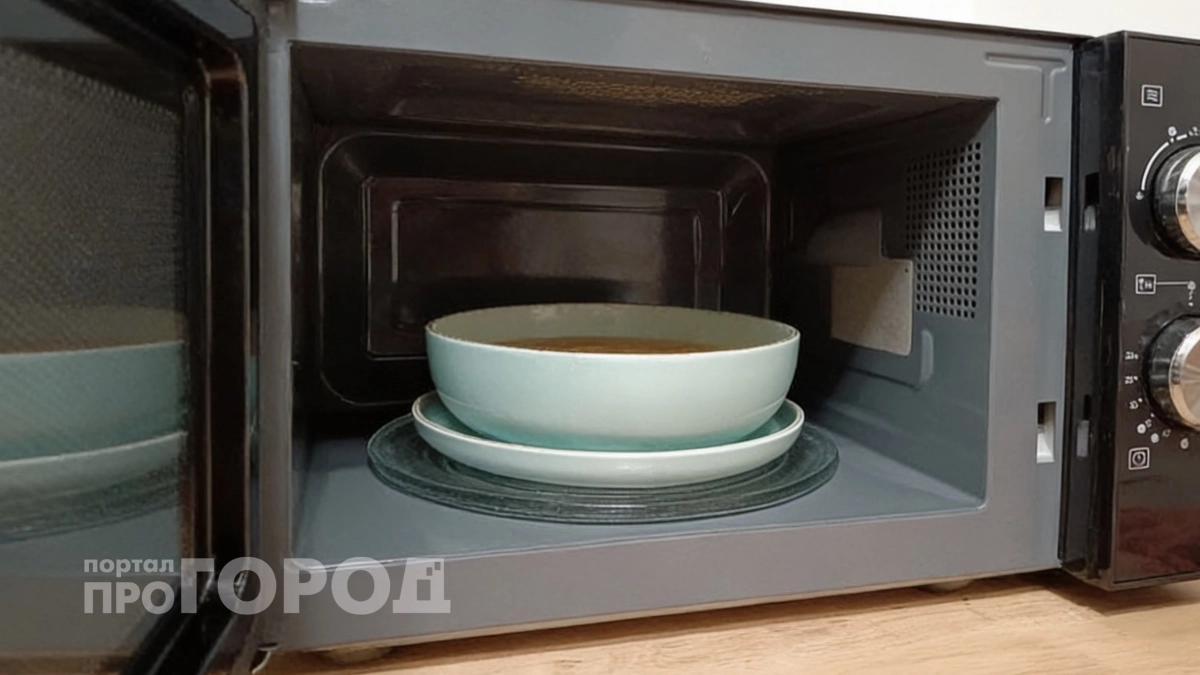 Хватит рисковать здоровьем: уберите из микроволновки эти 10 продуктов, которые становятся крайне опасными