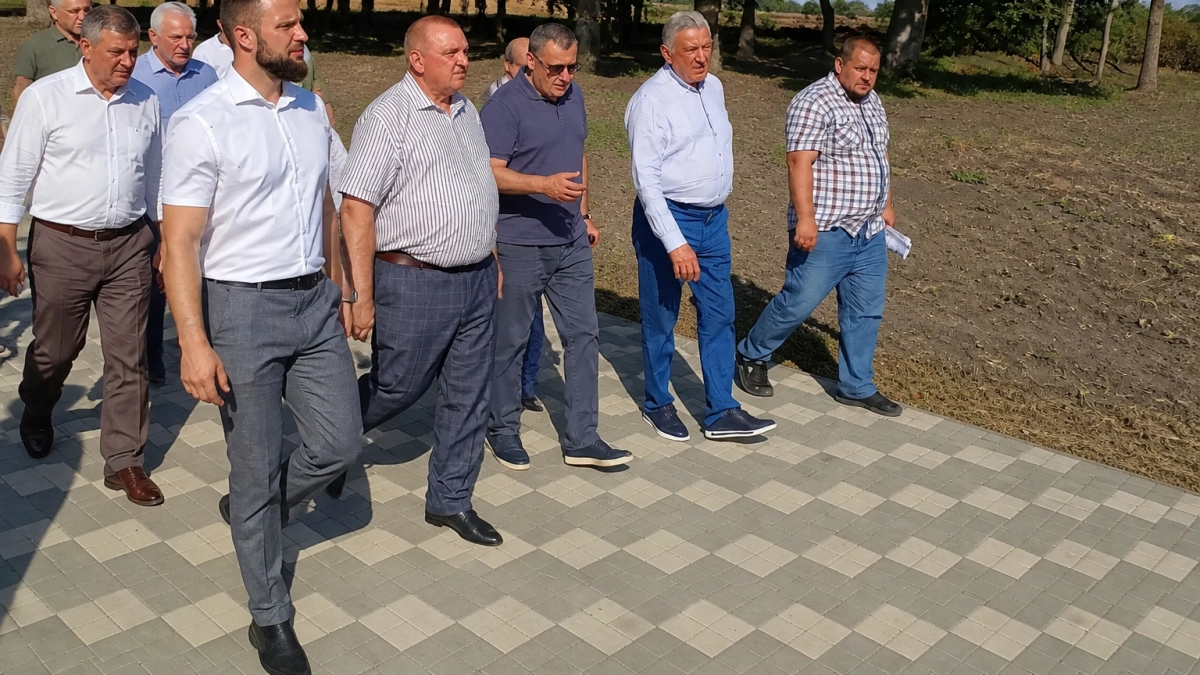 Хинштейн оценил обновление Советского сада в Медвенке площадью 18 гектаров