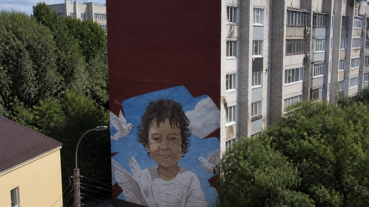 В Курске завершили мурал в память о 5-летнем Толике, погибшем при взрыве дрона