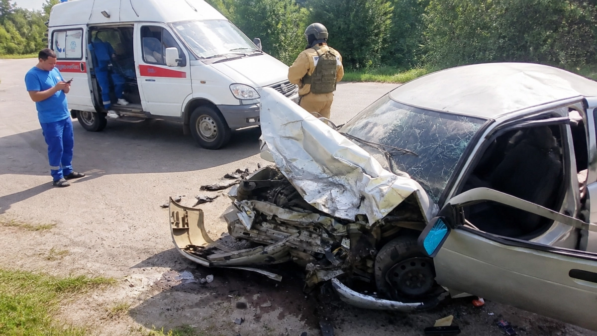 В ДТП под Рыльском пострадали пять человек, у ВАЗа смяло моторный отсек