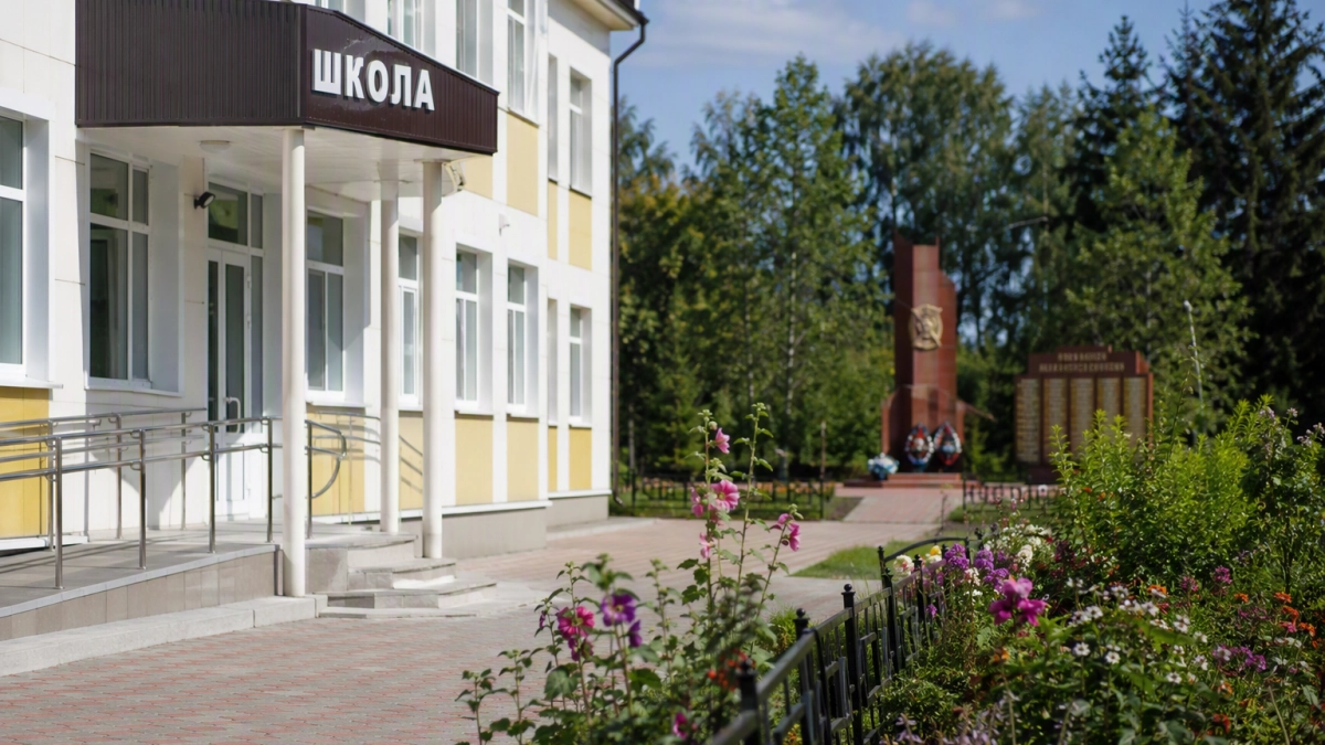 Хинштейн начал поездку в Поныровский район с обновленного военного памятника