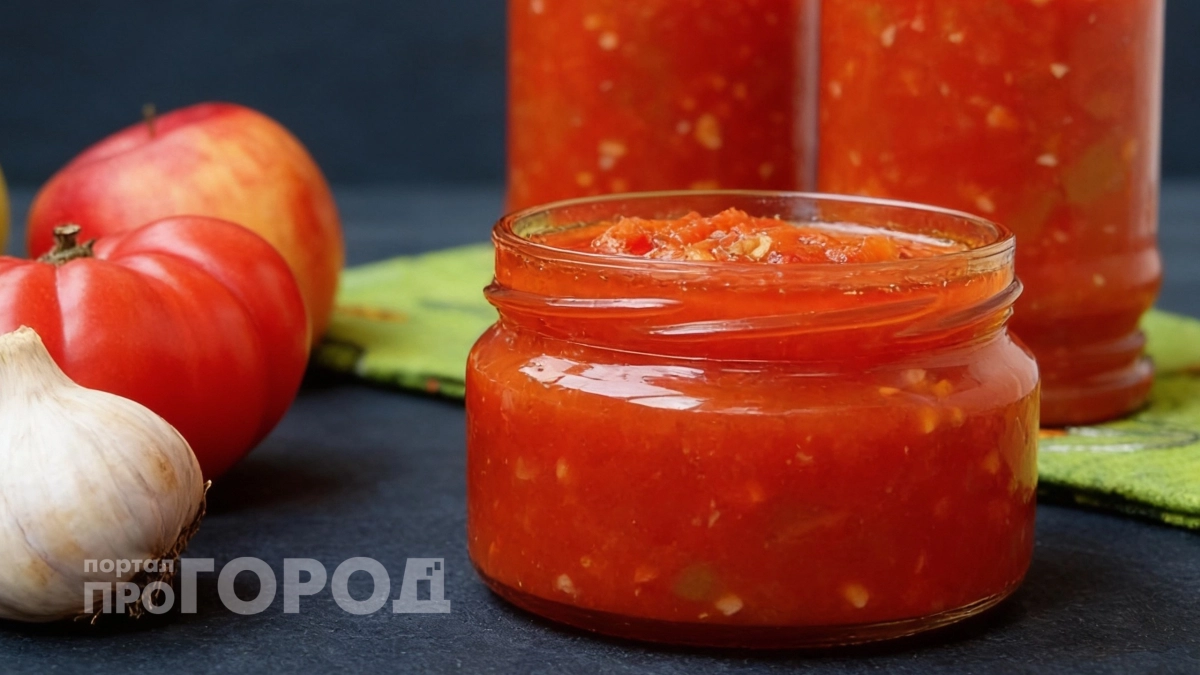 Хватит варить овощи часами: делюсь рецептом жгучей аджики без плиты, которую съедают за пару зимних вечеров