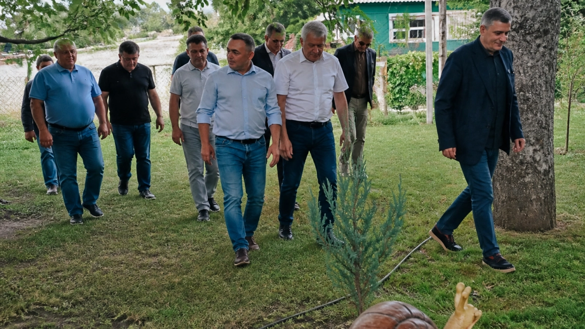 Хинштейн посетил улиточную ферму под Курском, где развивают экотропу и гостевые домики
