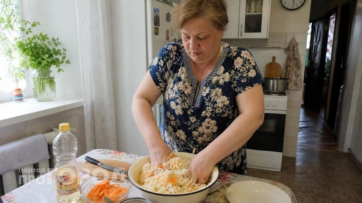 Забудьте про скучную квашеную капусту: этот быстрый корейский рецепт станет главным украшением вашего стола