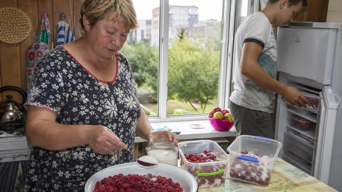 Забыла про плиту и банки: просто засыпаю малину сахаром для идеального вкуса как с грядки всю зиму