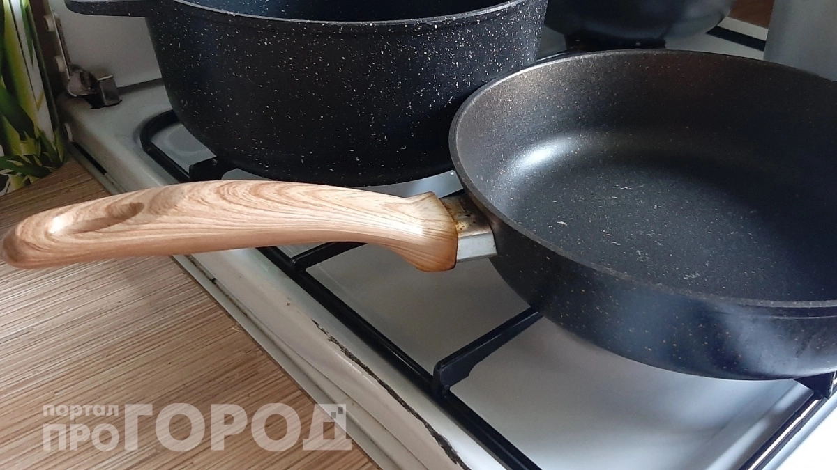 Забудьте про тяжелую химию: одна простая процедура очистит пригоревшие сковородки до заводского блеска