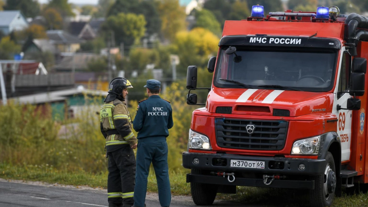При атаке дрона в слободе Белой ранены трое и поврежден автомобиль