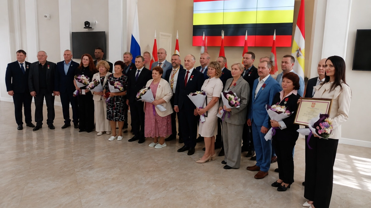 В Курске наградили 24 жителей региона, включая мать-героиню из Солнцевского района