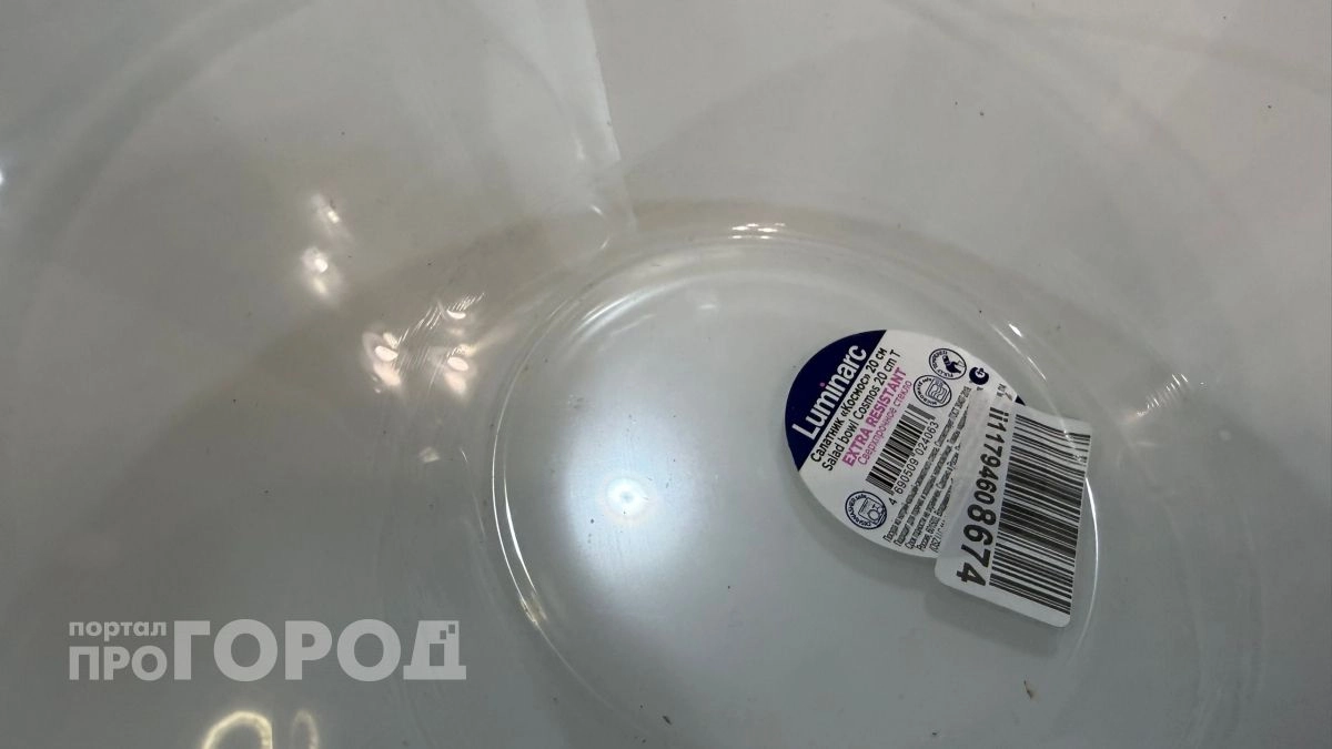 Больше никаких следов клея на любимых тарелках: используй этот лайфхак чтобы очистить посуду за секунды