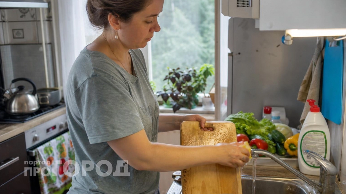 Больше никаких запахов и бактерий на доске: использую этот простой кухонный лайфхак для идеальной чистоты