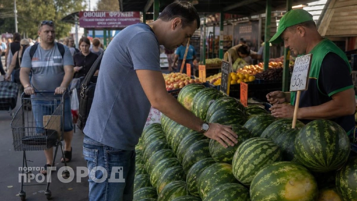 Больше не выбираю арбуз на глаз: вот 3 простых приема, которые помогут найти самый сладкий плод на рынке