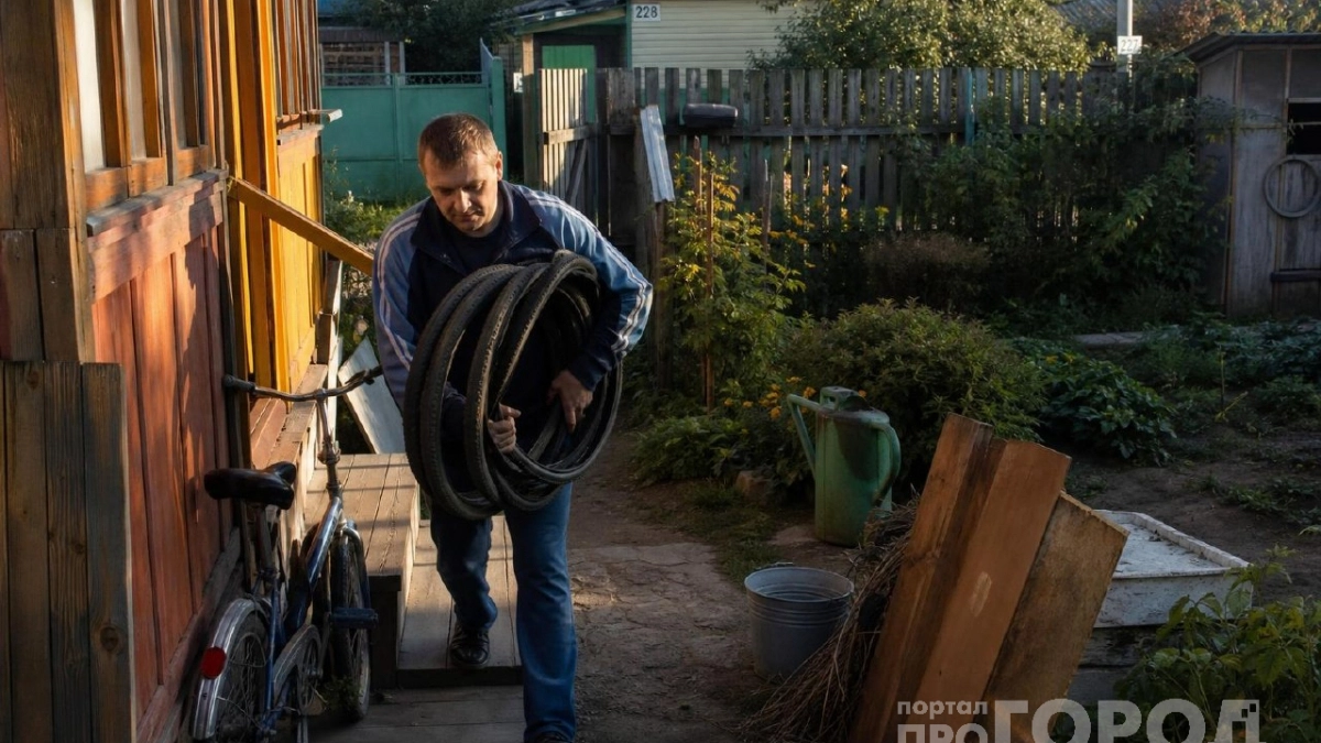 Велосипедные обода зря пылятся в сарае: делюсь простой идеей как превратить хлам в дизайнерский декор для сада