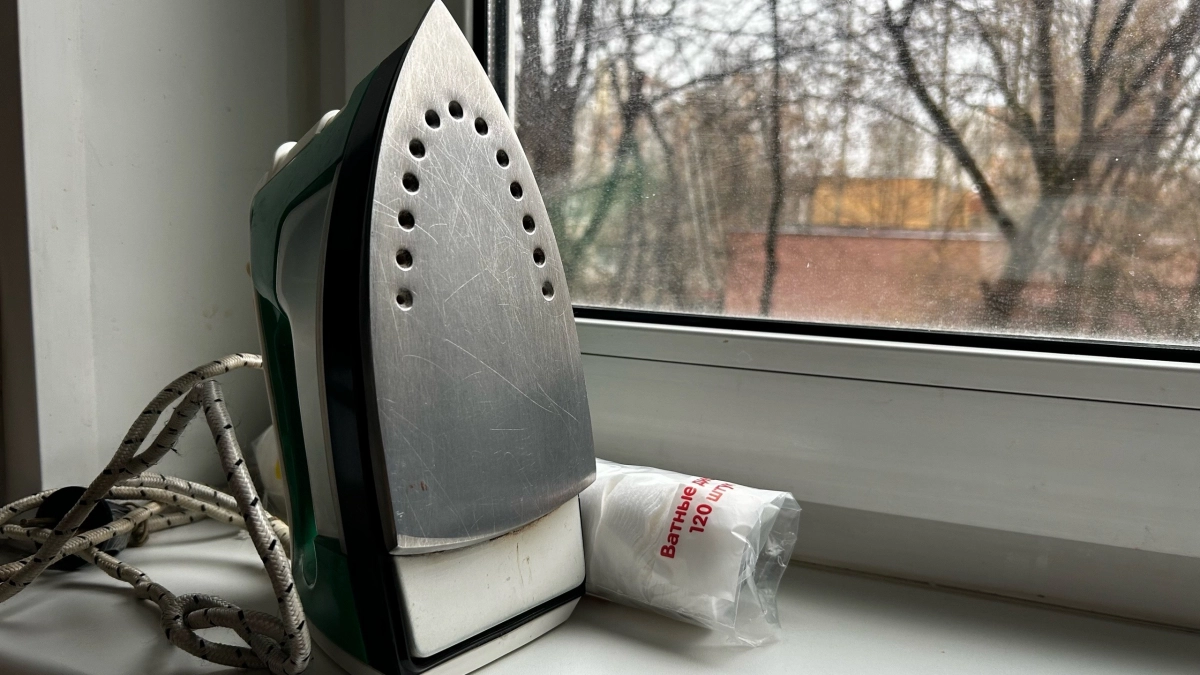 Больше не нужно тереть подошву утюга до дыр: копеечное аптечное средство убирает нагар за считанные секунды