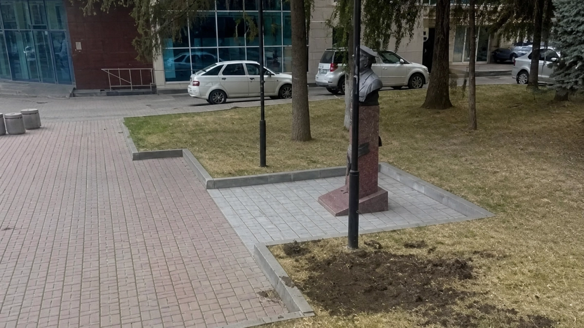В Курске восстановили подсветку бюста Михаила Булатова после ремонта кабельной линии