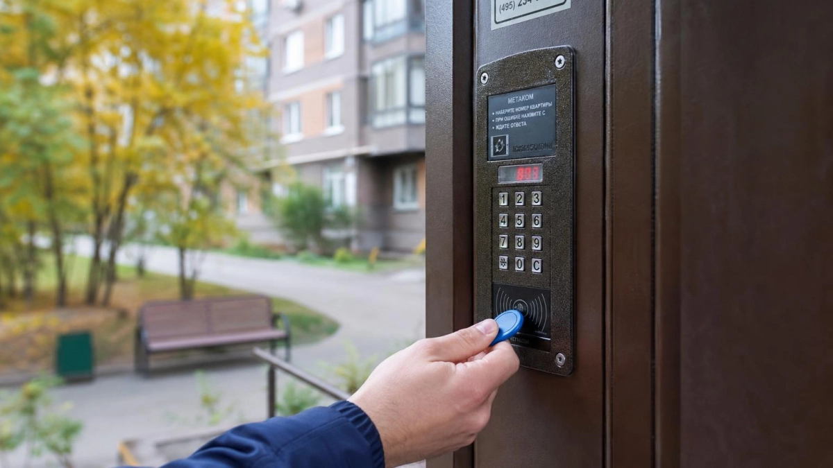 В Курской области направят 14 млн рублей на автоматическое открытие подъездов при тревоге