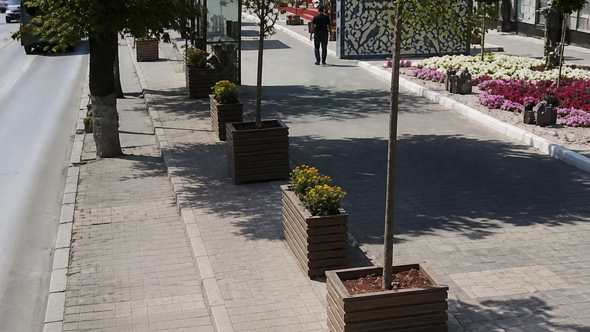В Курске сняли на видео женщину разгромившую клумбы и фотозону на Ленина