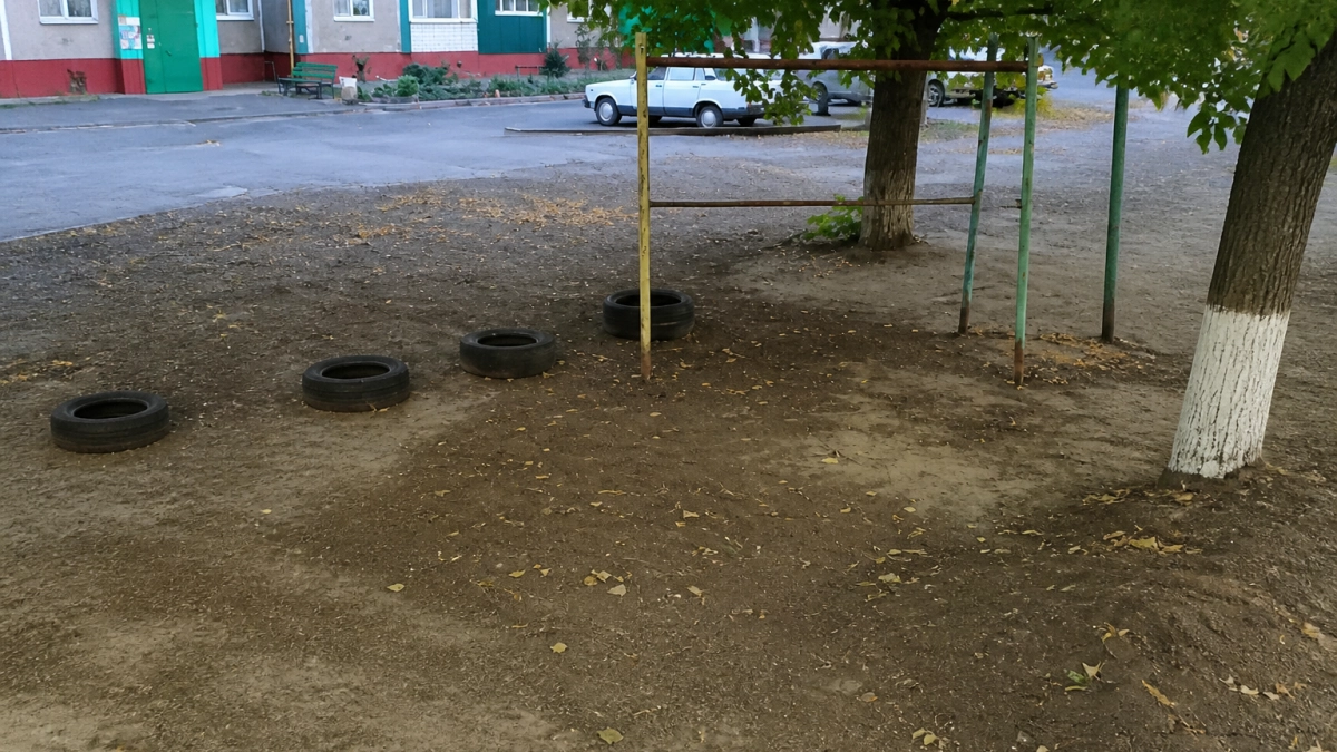 В Курске после травмы ребёнка проверят дворовые площадки и стойки для ковров