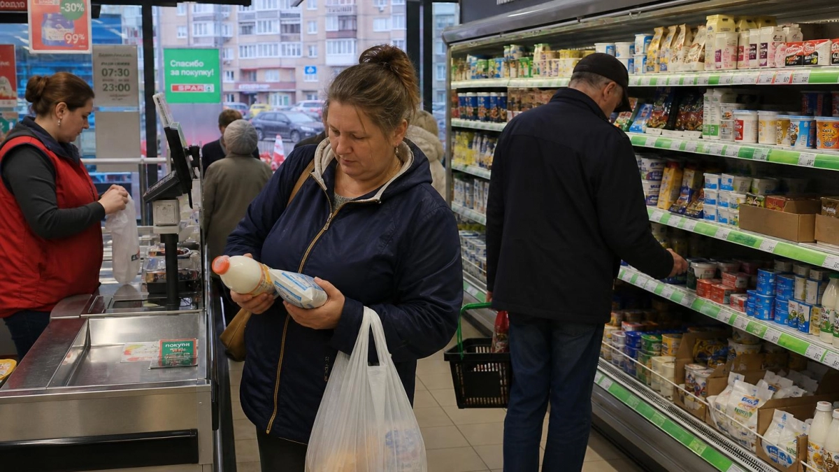 Молоко выходит из рациона россиян: что на самом деле происходит с привычным продуктом и стоит ли менять привычки