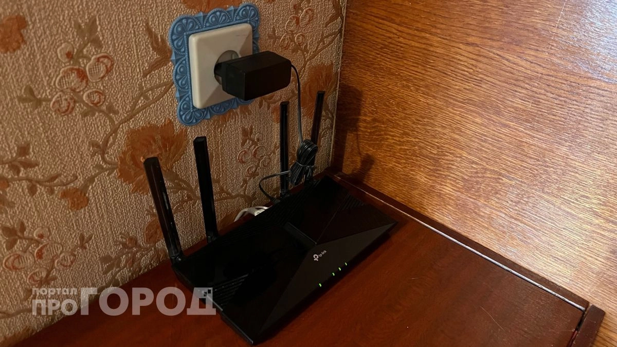 Хватит переплачивать за дорогой роутер: фольга за устройством усиливает сигнал Wi-Fi до максимума без затрат