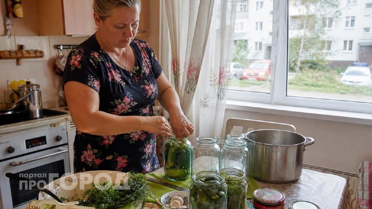 Хватит тратить время на пар над кастрюлями: стерилизую банки в микроволновке за три минуты без лишних усилий