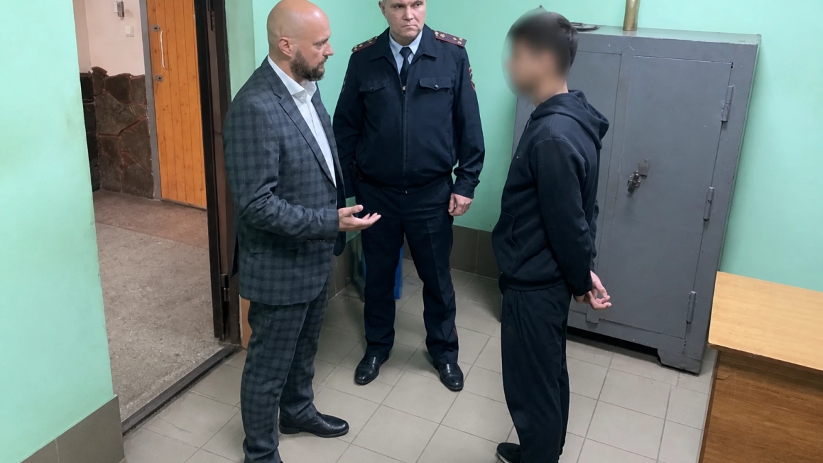 В Курске 18-летнему парню после поломки камеры предложили работу в благоустройстве