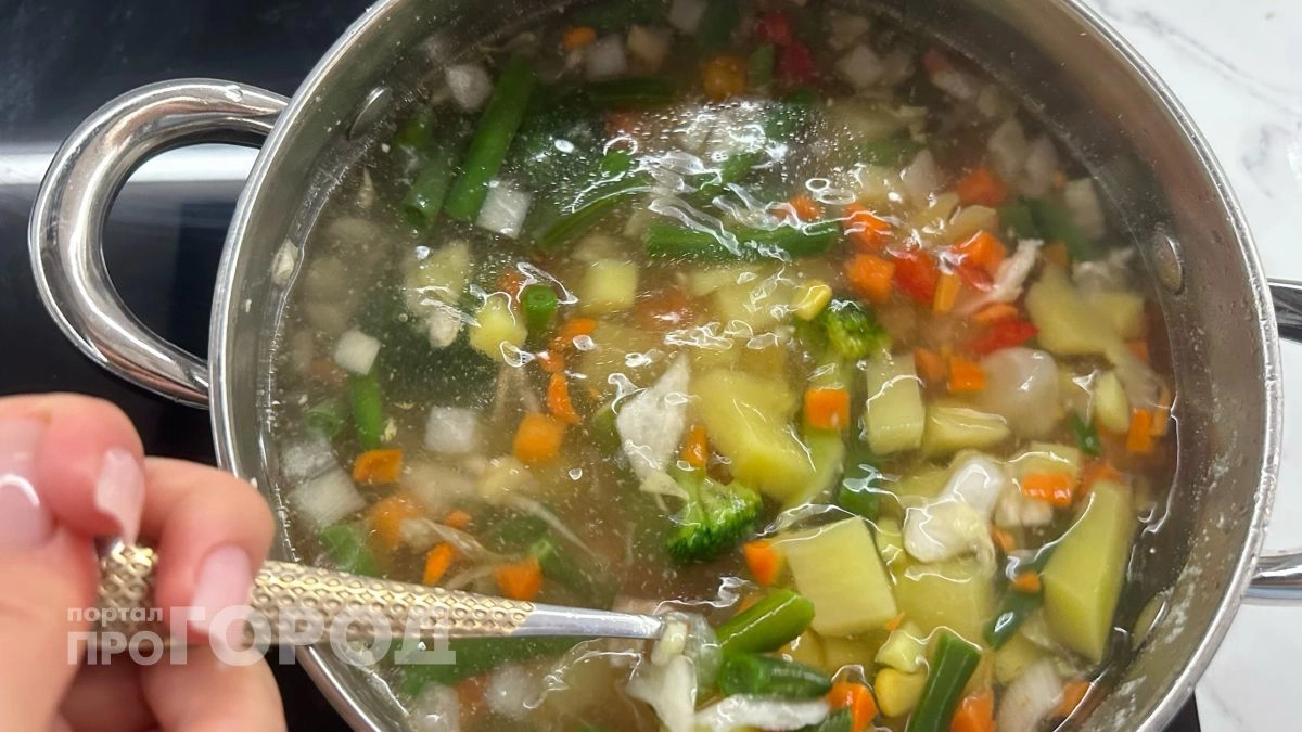 Секрет ресторанного вкуса обычного овощного супа: добавьте эту щепотку специй и домашние попросят добавки