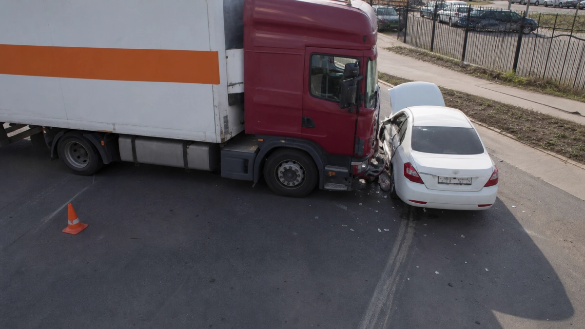 В Курске у авторынка после столкновения с фурой женщину увезла реанимация