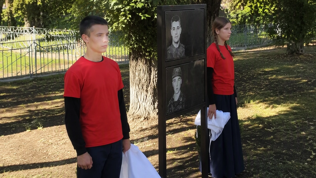 В школе №48 Курска открыли Аллею Памяти героев, погибших при исполнении