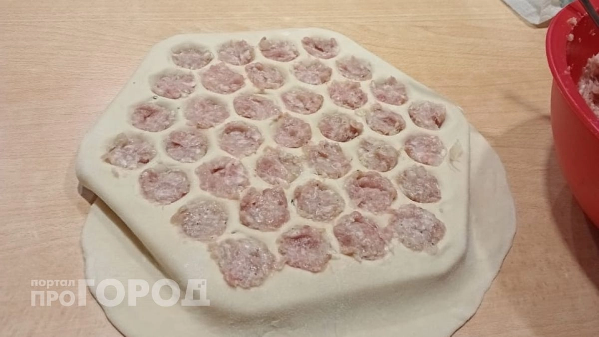 Забыла про свинину и говядину: три варианта начинки для пельменей, которые дают фонтан сока при укусе