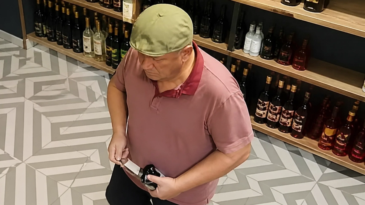 В Курске полиция ищет подозреваемого в краже из магазина и просит помочь