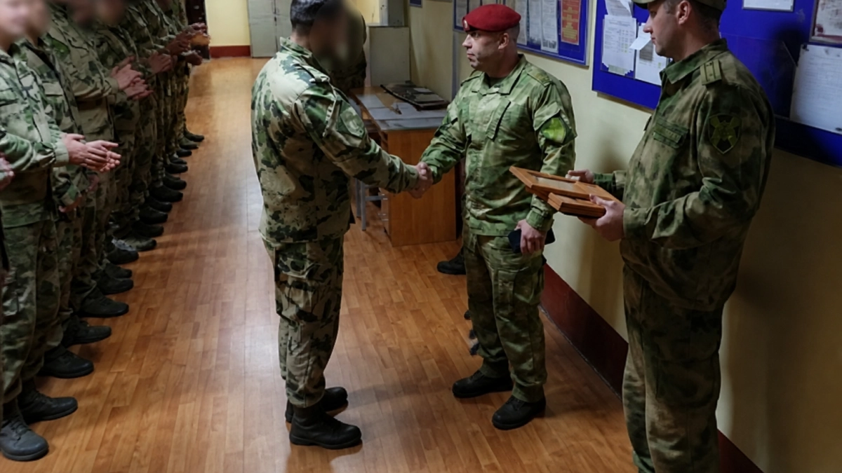 В Курске ко Дню СОБР Росгвардии наградили бойцов за профессионализм и службу
